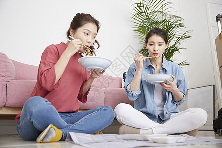 愉快吃面的室友合租屋年轻女子图片