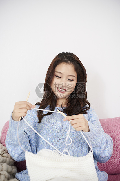 欢乐织毛衣的生活年轻女人图片