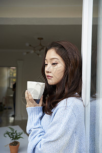 喝咖啡生活的年轻女人图片