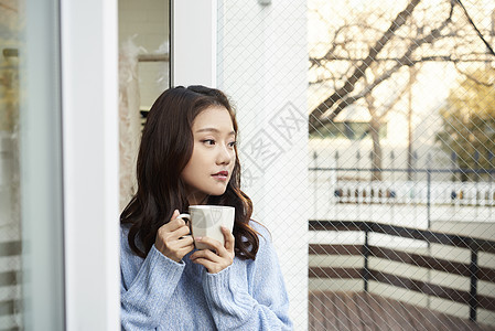 喝咖啡生活的年轻女人图片