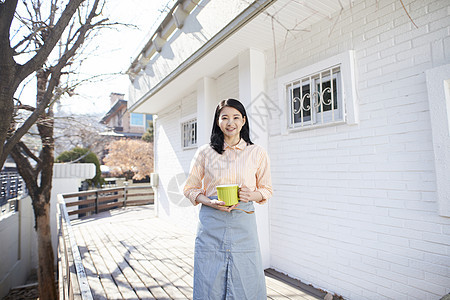 户外生活年轻女人图片