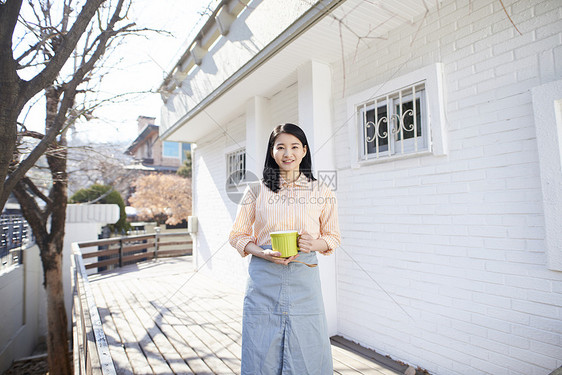 户外生活年轻女人图片