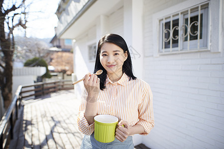 使用木勺生活的年轻女人图片