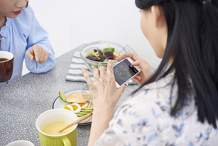 室友合租屋年轻女子吃沙拉图片