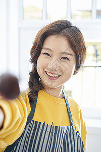 有趣的室友年轻女子做美食图片