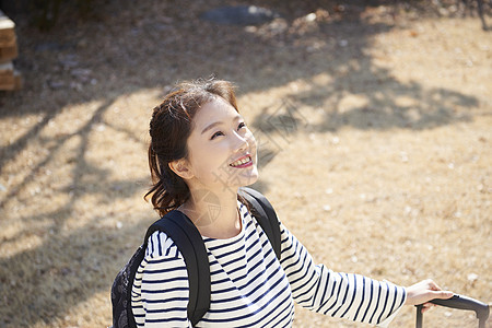 年轻的女性形象图片