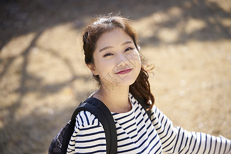 找房的年轻女人图片