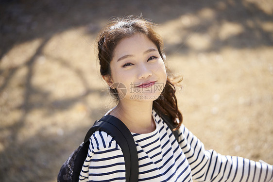 找房的年轻女人图片