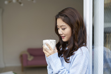 年轻女子放松喝咖啡的生活图片