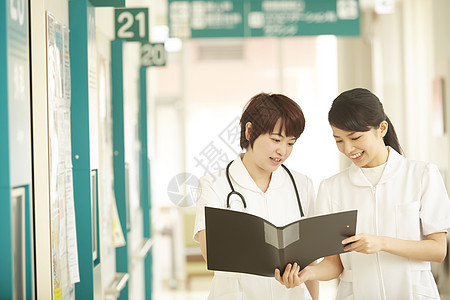 在医院病房走廊上的女护士交流工作图片