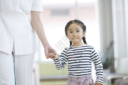 护士领着小女孩做检查图片