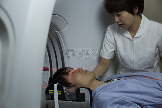 护士给病人做CT检查图片
