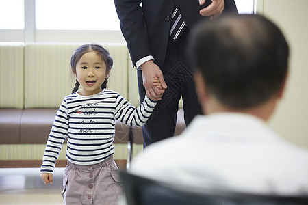 医院医生给小女孩看病图片