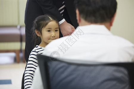 医院医生给小女孩看病图片