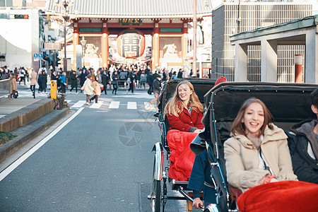 在东京旅游的外国乘客乘坐人力车图片