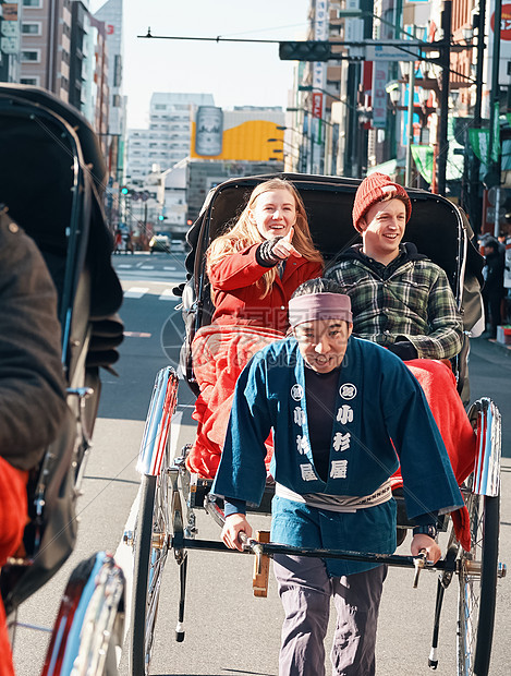 在东京旅游的外国乘客乘坐人力车图片