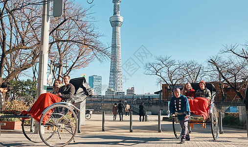 在东京旅游的外国乘客乘坐人力车图片