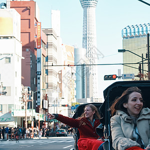 外国游客在人力车上图片