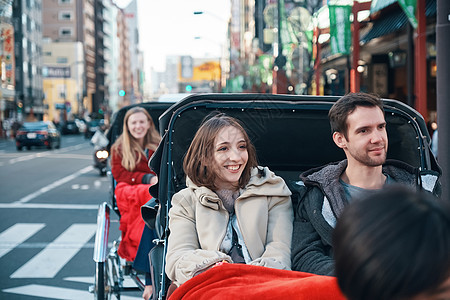 开心的外国游客在人力车上图片