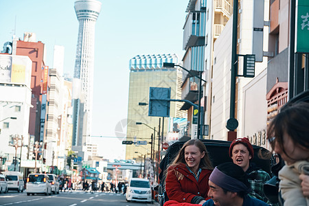 开心的外国游客在人力车上图片
