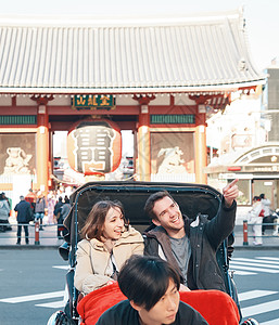 在东京旅游的外国游客乘坐人力车图片