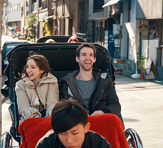 在东京旅游的外国游客乘坐人力车图片