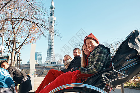 在东京旅游的外国游客乘坐人力车图片