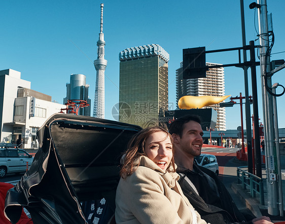 在东京旅游的外国游客乘坐人力车图片