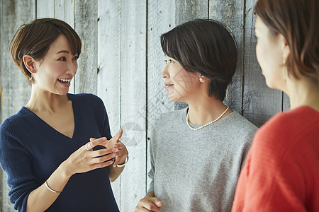 知性优雅的居家美女图片