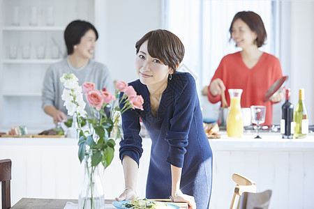 微笑女人们在厨房做午餐图片