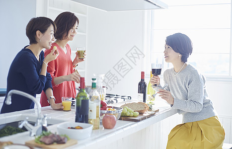 一起喝红酒有趣快乐女人和朋友一起吃饭背景