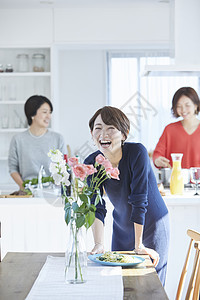 假日轰趴的厨房女人做饭图片