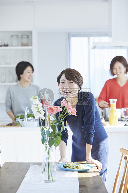 假日轰趴的厨房女人做饭图片