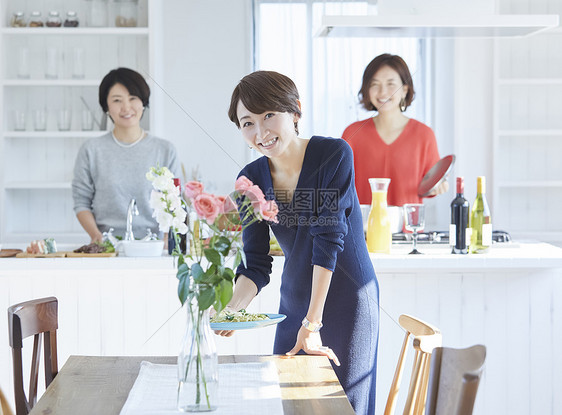 假日轰趴的厨房女人做饭图片