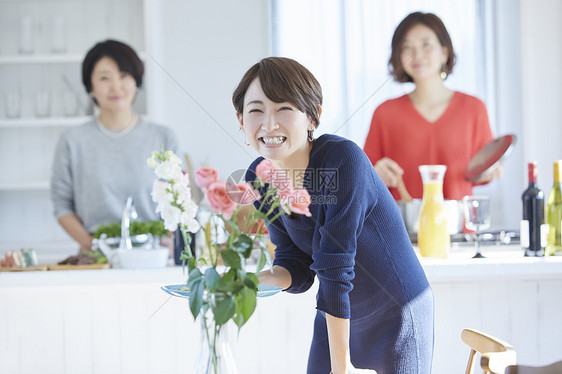 假期在家做饭聚餐的女人图片