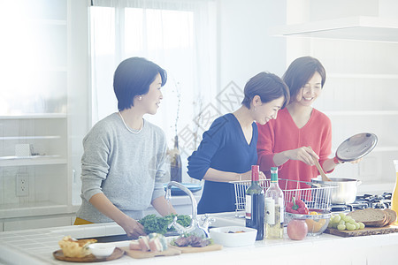 假期在家做饭聚餐的女人图片