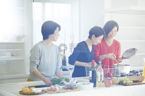 假期在家做饭聚餐的女人图片