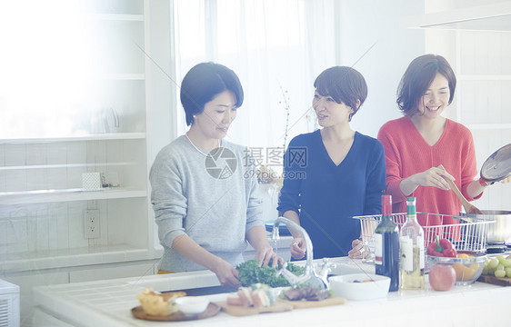 假期在家做饭聚餐的女人图片