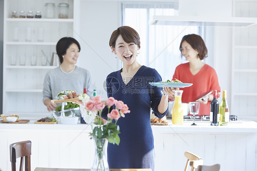 假期在家做饭聚餐的女人图片