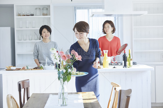 假期在家做饭聚餐的女人图片