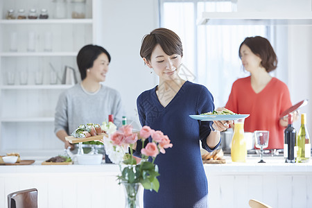 假期在家做饭聚餐的女人图片