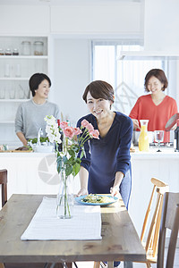 假期在家做饭聚餐的女人图片