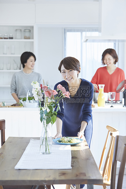 假期在家做饭聚餐的女人图片