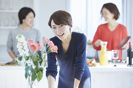 假期在家做饭聚餐的女人图片