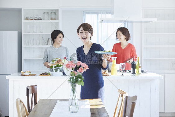 假期在家做饭聚餐的女人图片