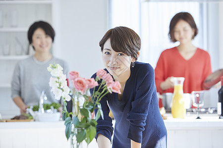 假期在家做饭聚餐的女人图片