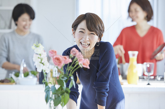 餐桌亚洲水稻一个女人做饭图片