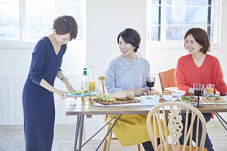 女人们和朋友一起吃饭图片