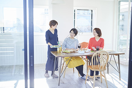 时髦女人和朋友一起吃饭图片