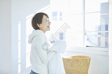 在家洗衣服的女人图片